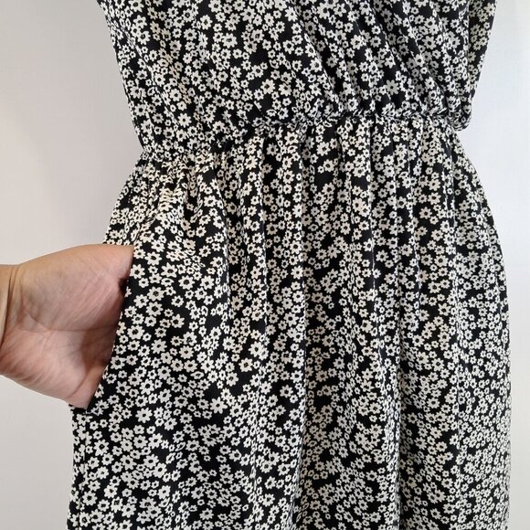 UNIQLO Floral Black and White V Neck Romper Size S - Picture 8 of 11